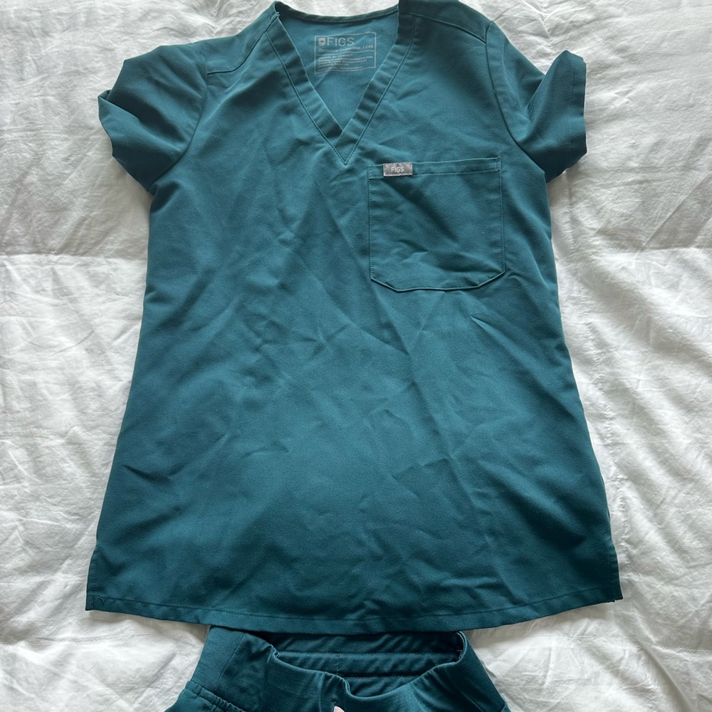 Figs Scrub Top
